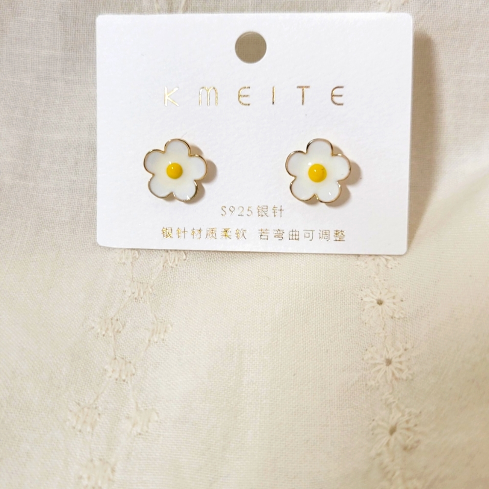 Daisy Flower Earring, 925 Post, *NEW* - Picture 2 of 2